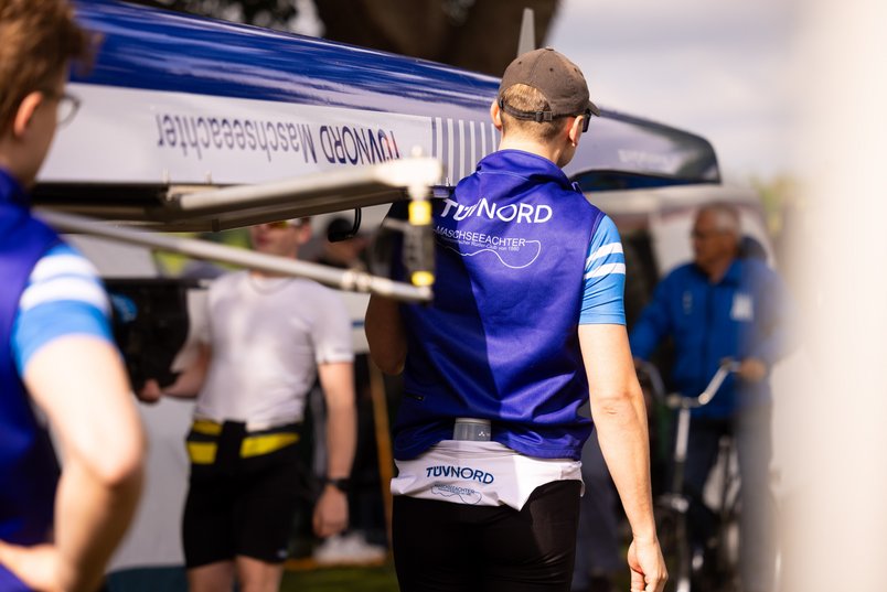 tuev-nord-maschseeachter-mit-boot Ruderer mit Boot.